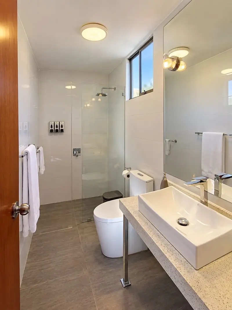 The Semi Suite’s bathroom