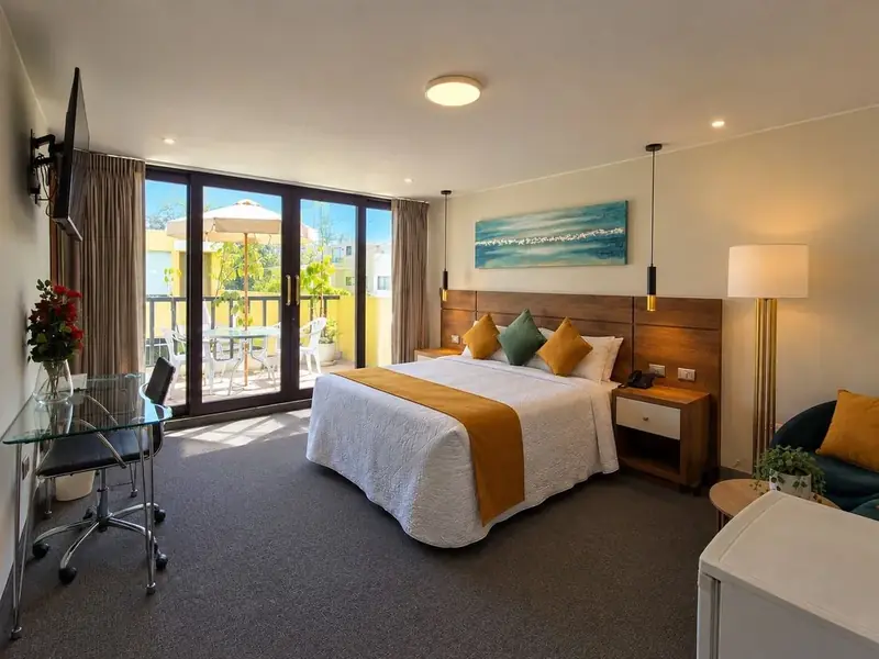 Double Room with desk and natural light