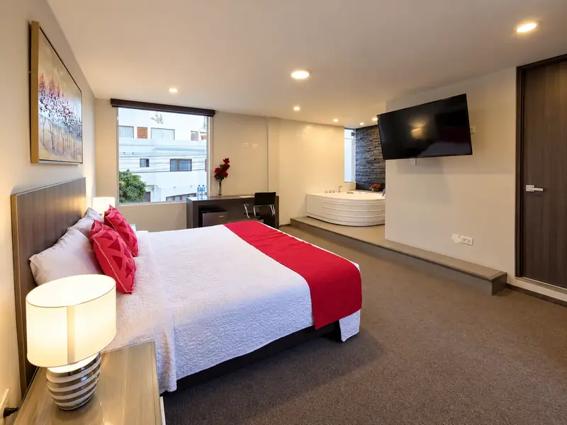 Suite with a jacuzzi beside the bed