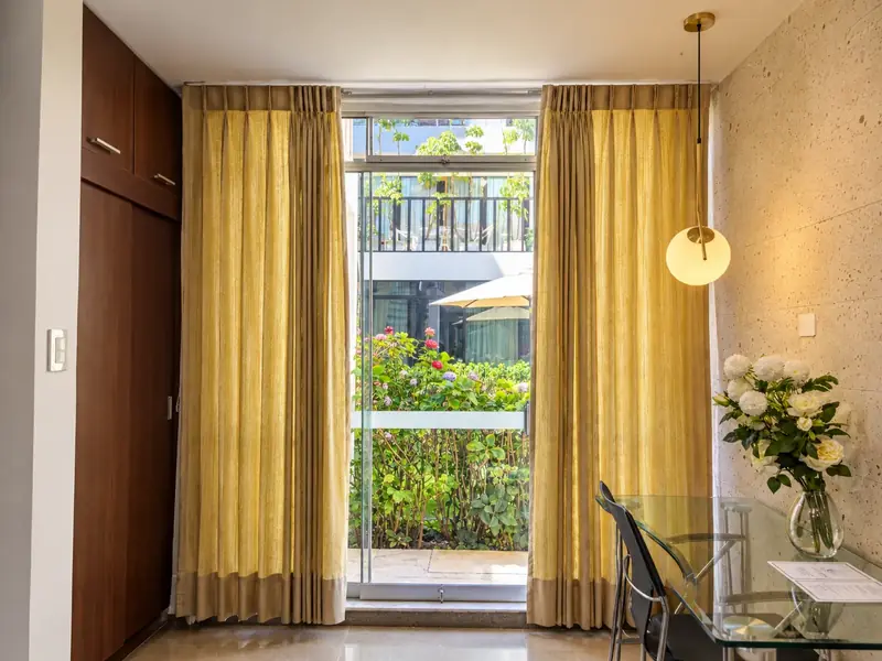 A room’s large window open onto the garden